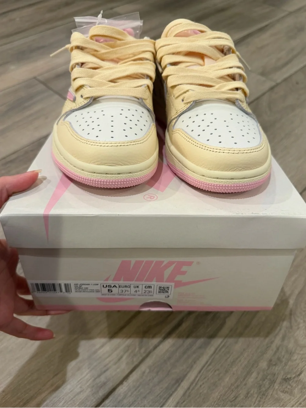 Travis scott x nike jordan low 1 shy pink